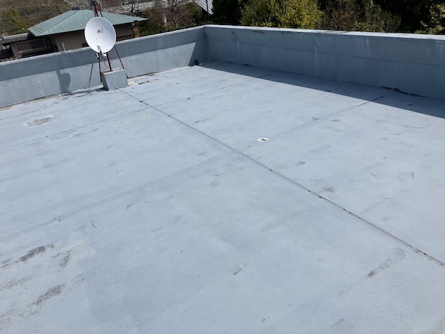 日進市にて陸屋根の防水塗装現調・全体的に経年劣化が進行しており一部穴あきありが生じていました